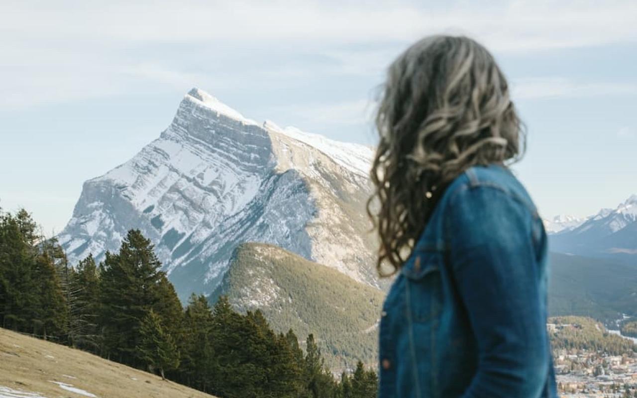 Ellen Braun looking at Rundle Mountain