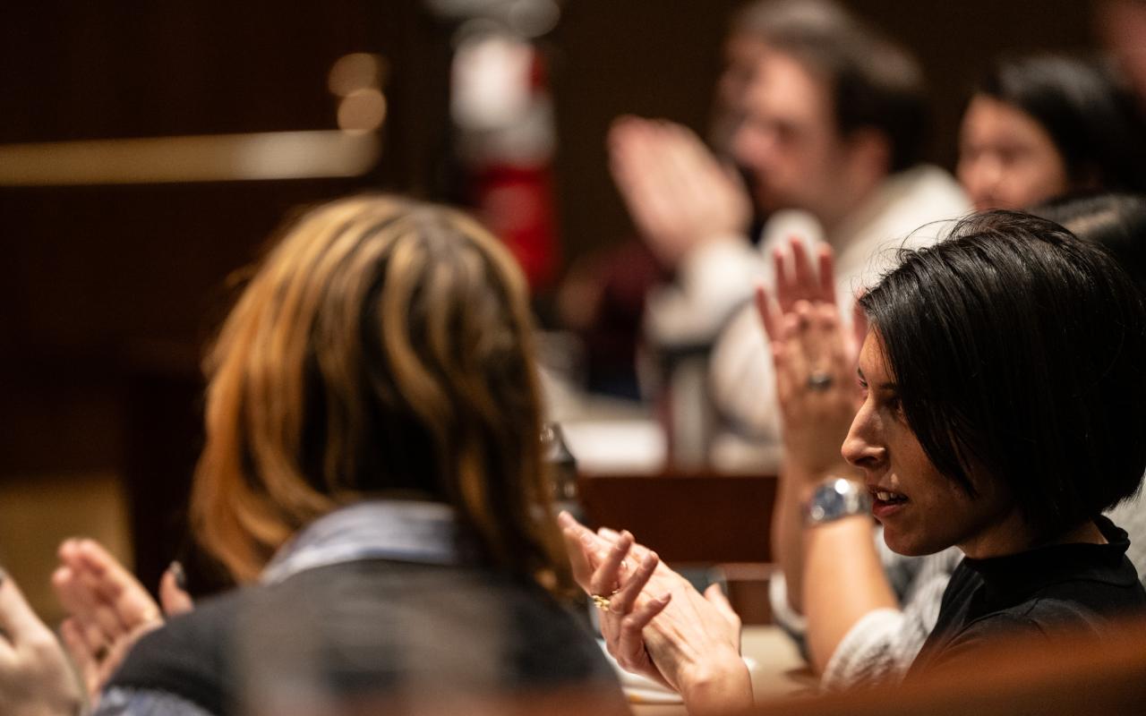 Image of audience clapping