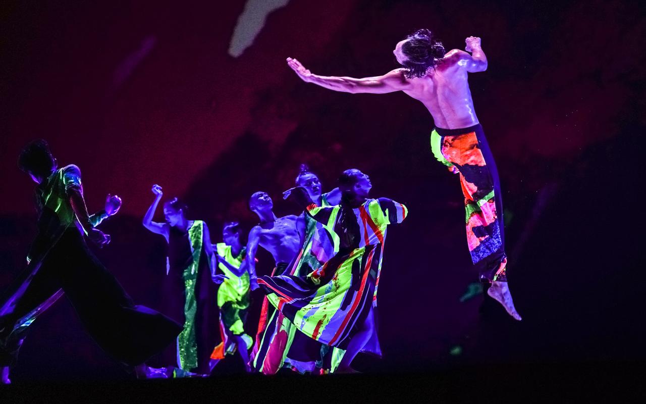 13 TONGUES. Performed by Cloud Gate Dance Theatre of Taiwan. Photo by LIU Chen-hsiang