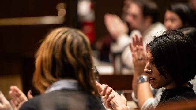 Image of audience clapping