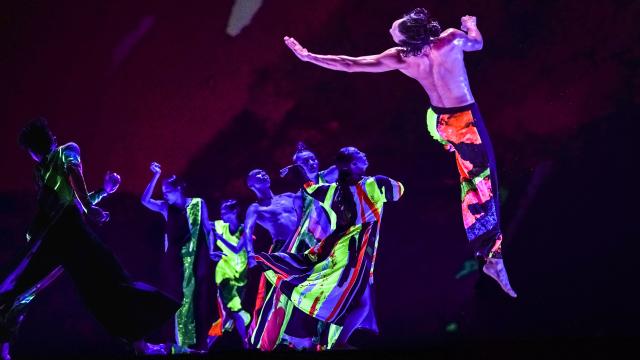 13 TONGUES. Performed by Cloud Gate Dance Theatre of Taiwan. Photo by LIU Chen-hsiang