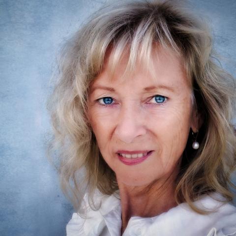 Headshot of Sigi Torinus